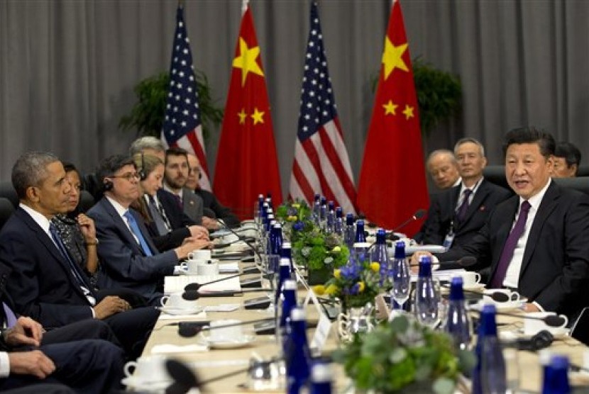 Presiden Barack Obama (kiri) mendengarkan Presiden Cina Xi Jinping berbicara saat pertemuan dalam Konferensi Tingkat Tinggi Keamanan Nuklir di Washington, Kamis, 31 Maret 2016.
