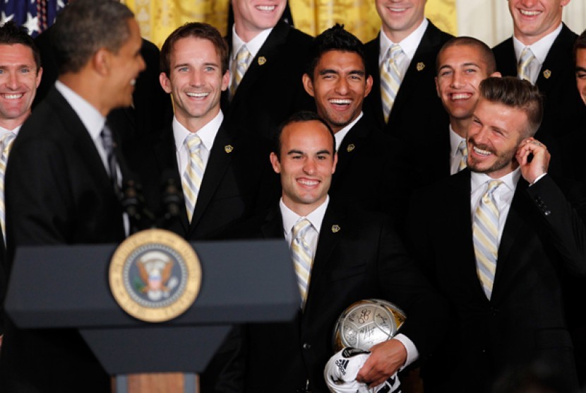 Presiden Barack Obama melihat ke David Beckham, kanan, saat upacara merayakan kemenangan ketiga klubnya Los Angeles Galaxy di Major League Soccer Cup atau piala liga utama sepak bola Amerika, Selasa, 15 Mei 2012