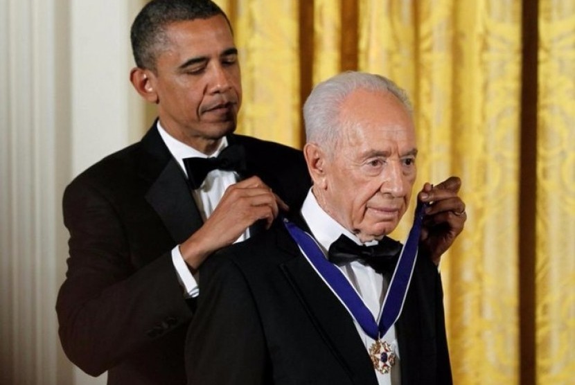 Presiden Barack Obama memberi Medali Kebebasan Kepresidenan kepada Presiden Israel terdahulu Shimon Peres pada 2012.