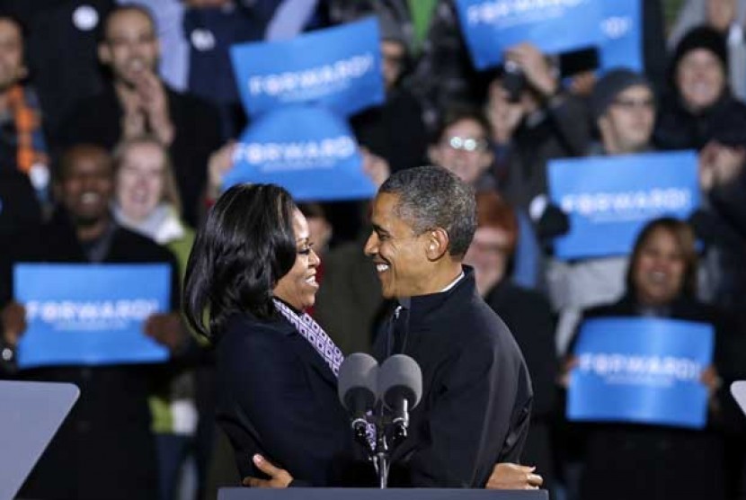 Presiden Barack Obama memeluk istrinya Michelle Obama.