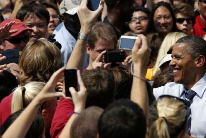 Presiden Barack Obama menyalami pendukungnya setelah berpidato dalam kampanye di Iowa State University di Ames, Iowa.