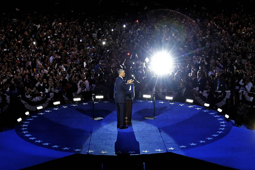 Presiden Barack Obama menyampaikan pidato kemenangan di depan para pendukungnya di Chicago, Rabu (7/11). (AP/M. Spencer Green)