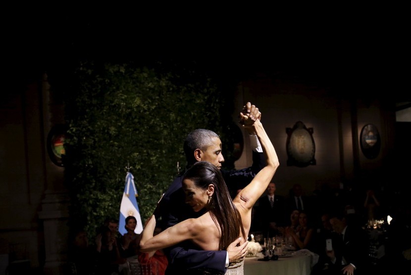 Presiden Barack Obama saat berdansa tango di jamuan kenegaraan di Buenos Aires, Rabu (23/3).