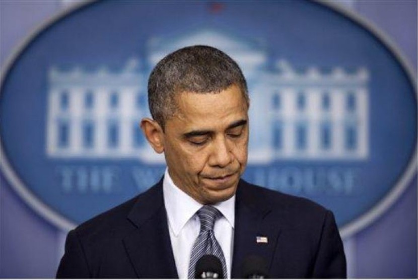 Presiden Barack Obama terharu saat menyampaikan pidato duka cita di Gedung Putih, Washington, atas penembakan di sekolah dasar di Connecticut, AS, Jumat (14/12) waktu setempat.