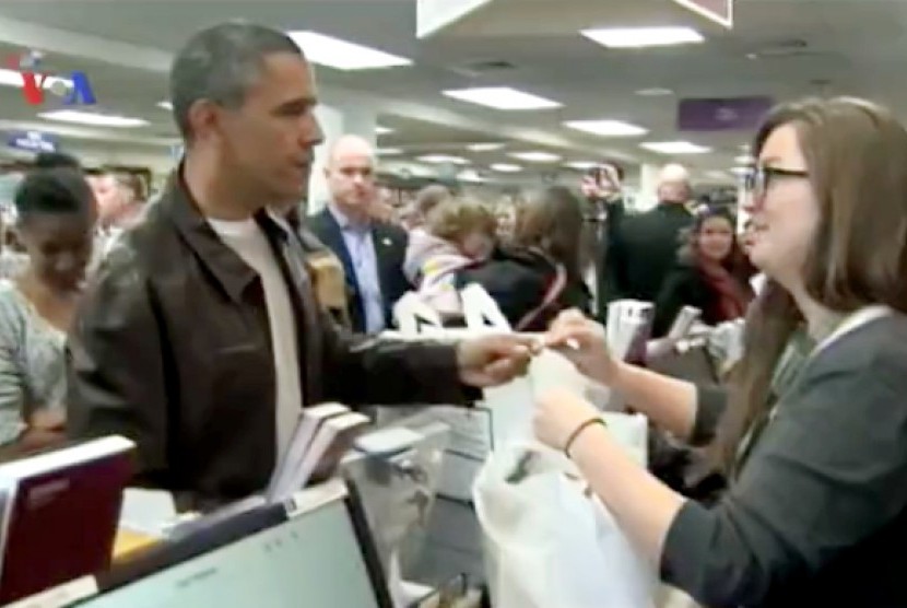 Presiden Barack Obama terlihat di kasir disalahsatu toko buku di AS