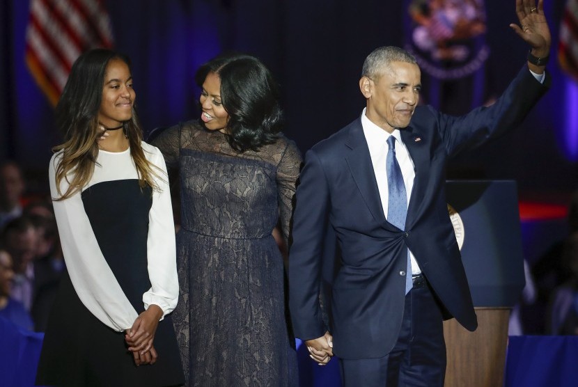 Presiden Barack Obama usai menyampaikan pidato terakhirnya bersama istrinya Michelle dan putrinya Malia, (18/1).