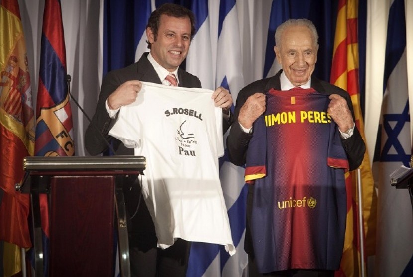 Presiden Barcelona Sandro Rossel (kiri) dan Presiden Israel Shimon Peres foto bersama dalam jumpa pers di Kfar Maccabiah Sport Center di Ramat Gan, Israel, Kamis (21/1/2013). Barcelona menyampaikan inisiatifnya untuk digelar pertandingan persahabatan angar