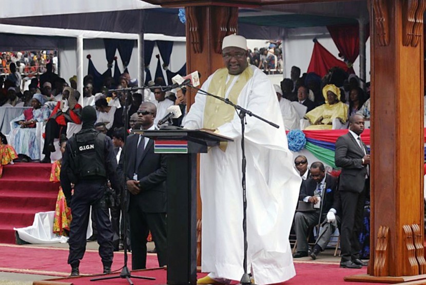 Presiden baru Gambia Adama Barrow berbicara dalam acara pelantikannya di Banjul, Gambia, Sabtu (18/2).