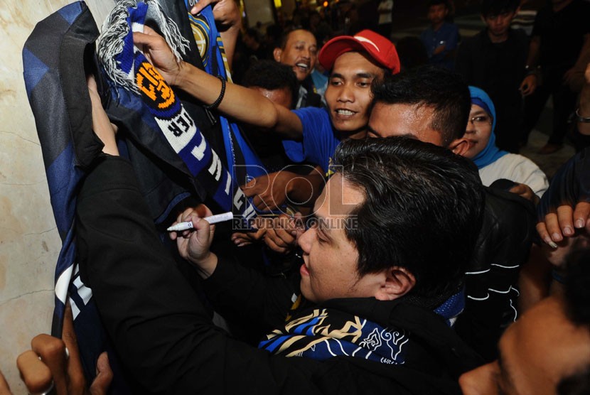   Presiden baru Klub Inter Milan Erick Tohir disambut puluhan Interisti saat tiba di Bandara Soekarno Hatta, Tangerang, Banten, Sabtu (23/11).  (Republika/Tahta Aidilla)