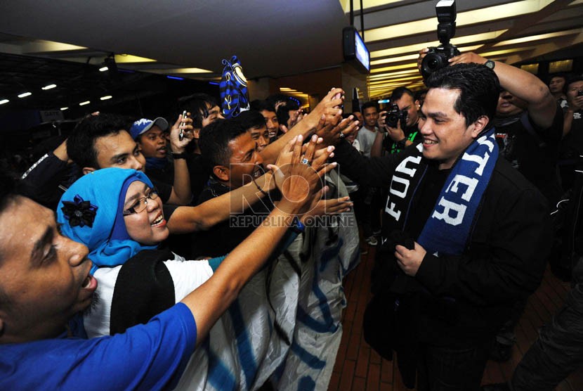  Presiden baru Klub Inter Milan Erick Tohir disambut puluhan Interisti saat tiba di Bandara Soekarno Hatta, Tangerang, Banten, Sabtu (23/11).  (Republika/Tahta Aidilla)
