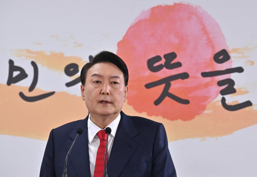 Yoon Suk-yeol menyegel jalurnya menuju ke posisi puncak politik Korea Selatan pada Selasa (3/5/2022) ketika dia dilantik sebagai presiden Korsel. Ilustrasi.