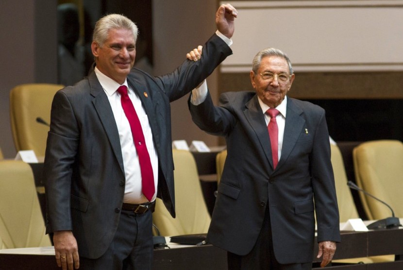 Presiden baru Kuba Miguel Diaz-Canel (kiri) bersama presiden Kuba sebelumnya Raul Castro di Majelis Nasional di Havana, Kuba, Kamis (19/4).