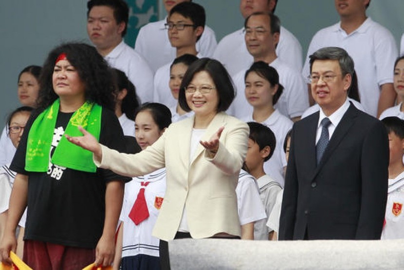 File - Presiden Taiwan Tsai Ing-wen (tengah) bersama Wakil Presiden Chen Chien-jen (kanan) menghadiri upacara pelantikan di Taipei, Taiwan, pada 20 Mei 2016. Kantor Kepresidenan Taiwan mengatakan pada Rabu (25/1/2023), mantan wakil presiden Chen Chien-jen akan menjadi perdana menteri yang baru. 