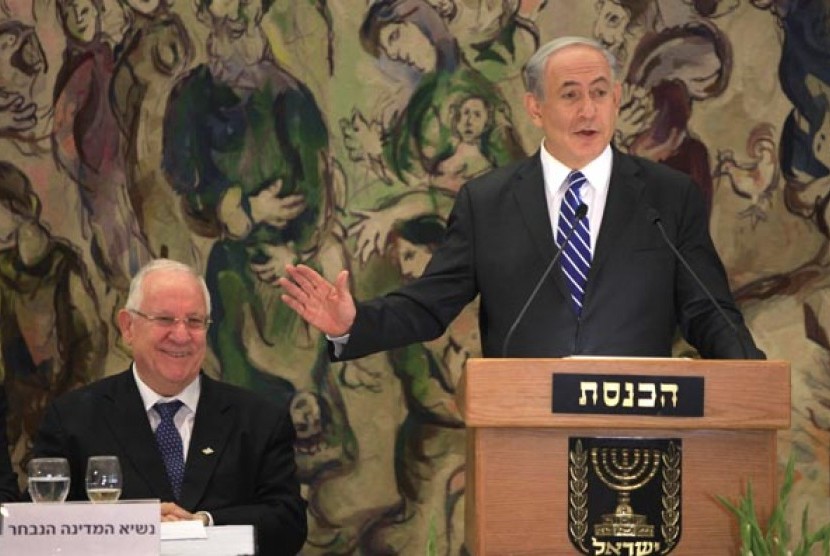 Presiden Israel, Reuven Rivlin (kiri), mendengarkan pidato Perdana Menteri Benjamin Netanyahu di Knesset, Gedung Parlemen Israel, di Jerusalam. 