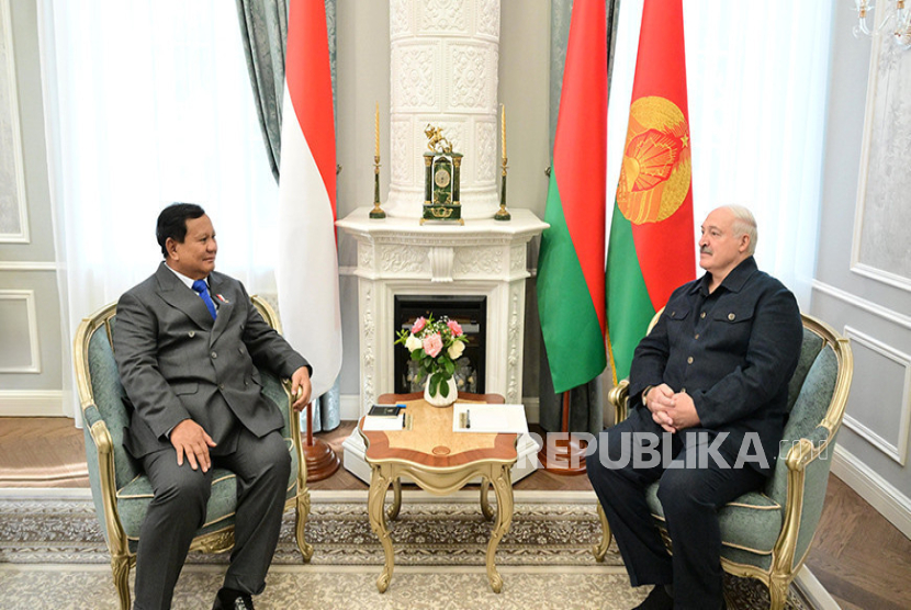 Presiden Belarusia Aleksandr Lukashenko mengadakan pertemuan dengan Presiden RI Prabowo Subianto di kediamannya Minks, Selasa (15/7/2025).