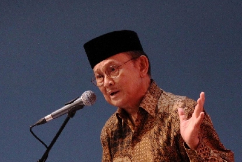 Presiden BJ. Habibie menjadi pembicara dalam acara Konvensi Pendidikan di Bentara Budaya, Jakarta, Selasa (18/2).