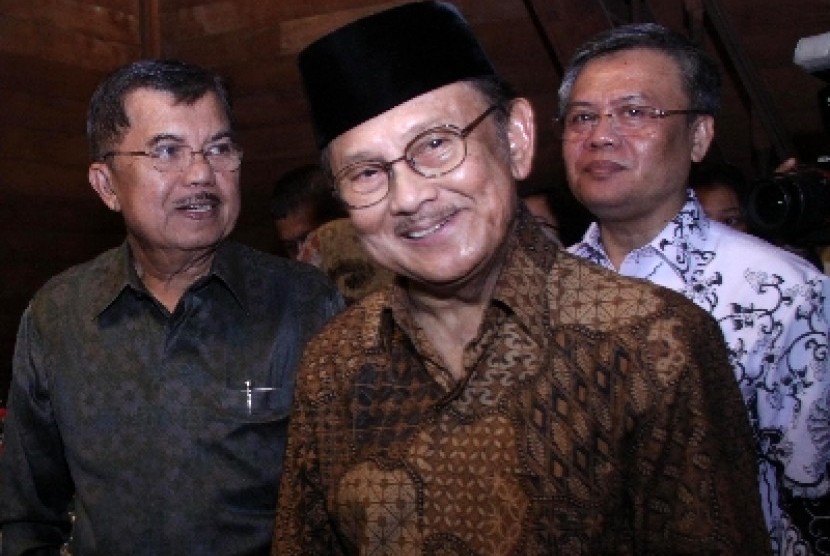 Presiden BJ. Habibie (tengah), bersama mantan Wakil Presiden Jusuf kalla (kiri), dan Ketua Umum Pengurus Besar Persatuan Guru Republik Indonesia (PB PGRI Sulistyo) 