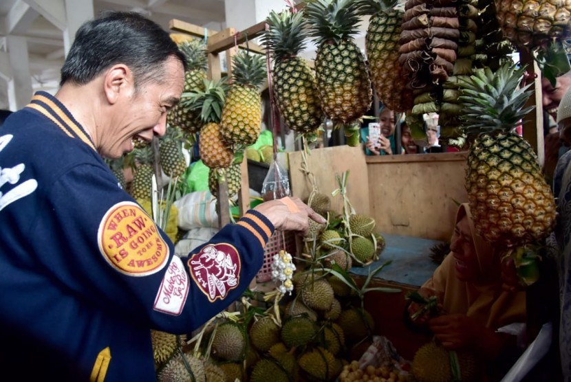 PRESIDEN BLUSUKAN. Presiden Joko Widodo (Jokowi) menyempatkan diri mampir ke Pasar Sentral di Kota Kendari, Provinsi Sulawesi Tenggara saat melakukan kunjungan kerja ke daerah tersebut, Sabtu (2/3). 