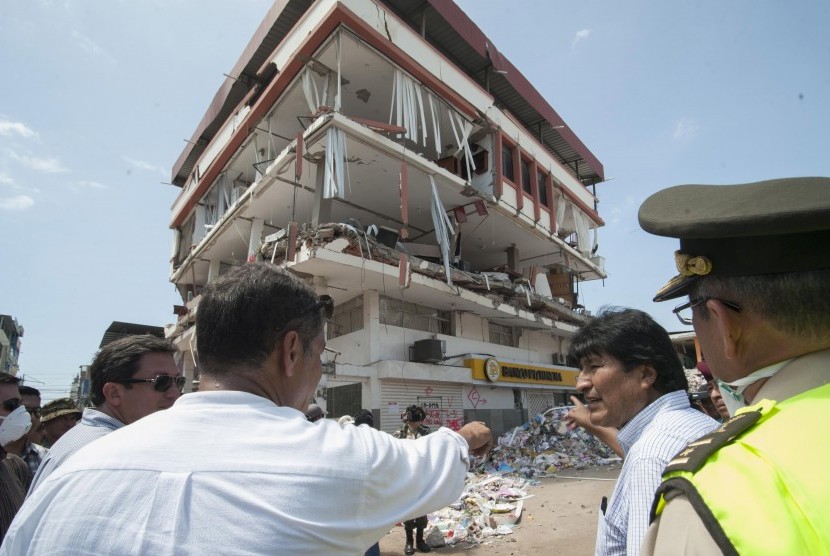 Presiden Bolivia Evo Morales bersama Presiden Ekuador Rafael Correa melihat bangunan yang tertimpa gempa di Ekuador.
