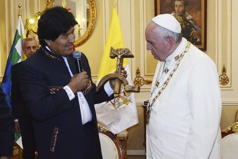 Presiden Bolivia Evo Morales memberikan hadiah simbol Yesus disalib palu arit kepada Paus Fransiskus.