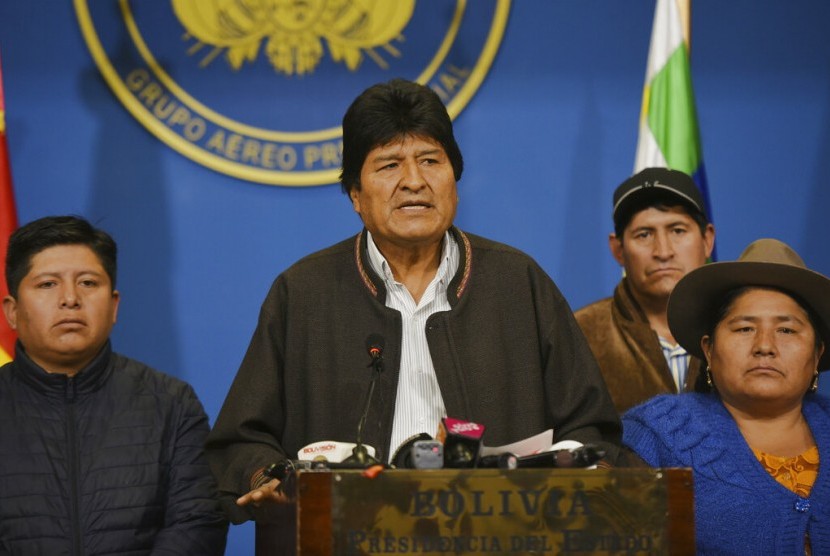 Presiden Bolivia Evo Morales mengundurkan diri setelah kisruh politik dan demonstrasi. Morales berbicara di hanggar kepresidenan di El Alto, Bolivia, Ahad (10/11).