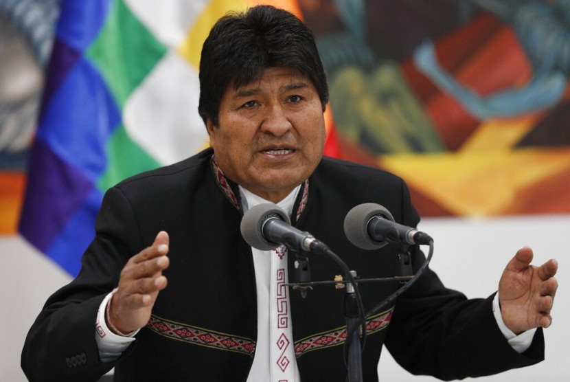 Presiden Bolivia Evo Morales saat konferensi pers di istana kepresidenan di La Paz, Bolivia, Rabu (23/10).
