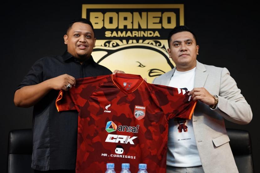 Presiden Borneo FC Nabil Husein (kiri) memperkenalkan Daniel Zii atau yang dikenal dengan Mr Cuanisasi sebagai salah satu sponsor utama.