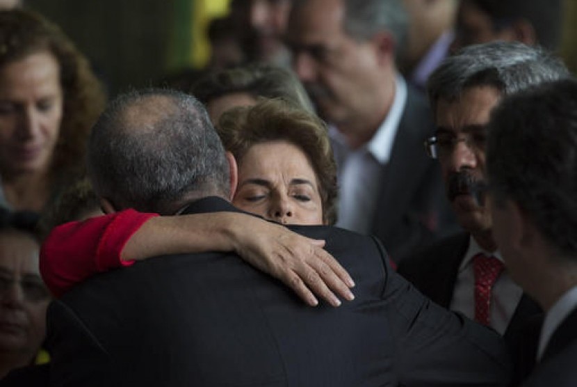Presiden Brasil Dilma Rousseff dipeluk mantan menteri Aldo Rebelo setelah menyampaikan pidato kepada pendukung di kediaman resmi Istana Alvorada di Brasilia, Brazil, Rabu, 31 Agustus 2016. Pidato itu yang pertama setelah ia dilengserkan senat.