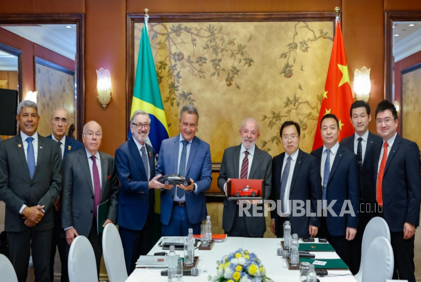 Presiden Brasil Luiz Inacio Lula da Silva (lima dari kanan) bertemu dengan Presiden GAC International Wei Haigang (empat dari kanan) beberapa waktu lalu. GAC meluncurkan mobil listriknya di Brasil pada Sabtu (24/5/2025).