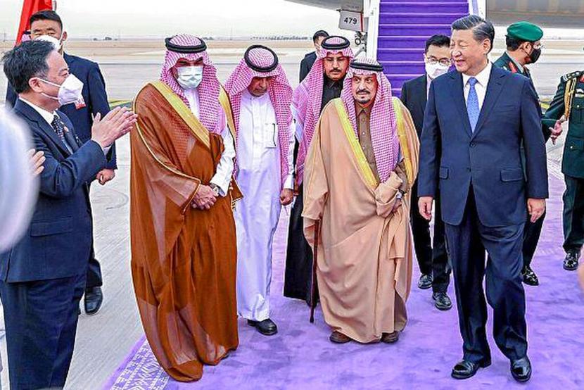 Presiden China Xi Jinping, kanan, disambut oleh Pangeran Faisal bin Bandar bin Abdulaziz, Gubernur Riyadh, setelah kedatangannya di Riyadh, Arab Saudi, Rabu, 7 Desember 2022.