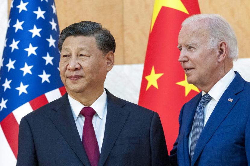 Presiden China Xi Jinping bersama Presiden Amerika Serikat Joe Biden.