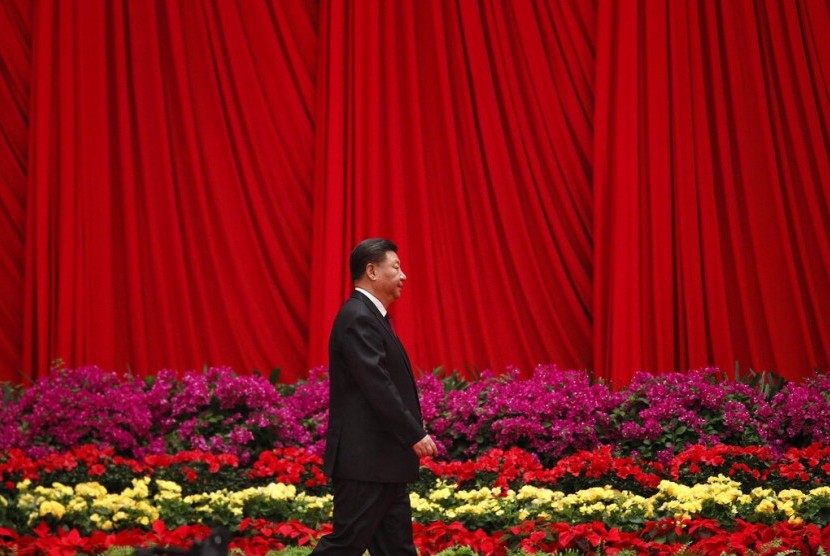 Presiden China Xi Jinping bersiap menyampaikan pidatonya saat makan malam peringatan 70 tahun China di Great Hall of the People di Beijing, Senin (30/9).