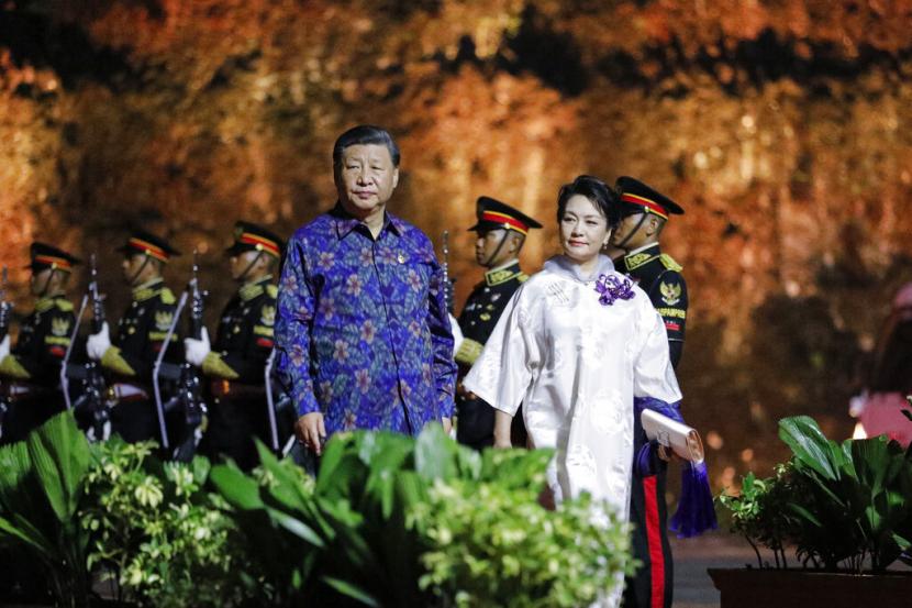 Presiden China Xi Jinping, kiri, dan istrinya Peng Liyuan berjalan pada acara Makan Malam Penyambutan KTT Pemimpin G20, di Taman Budaya Garuda Wisnu Kencana, di Badung, Bali, Indonesia, pada Selasa 15 November 2022.