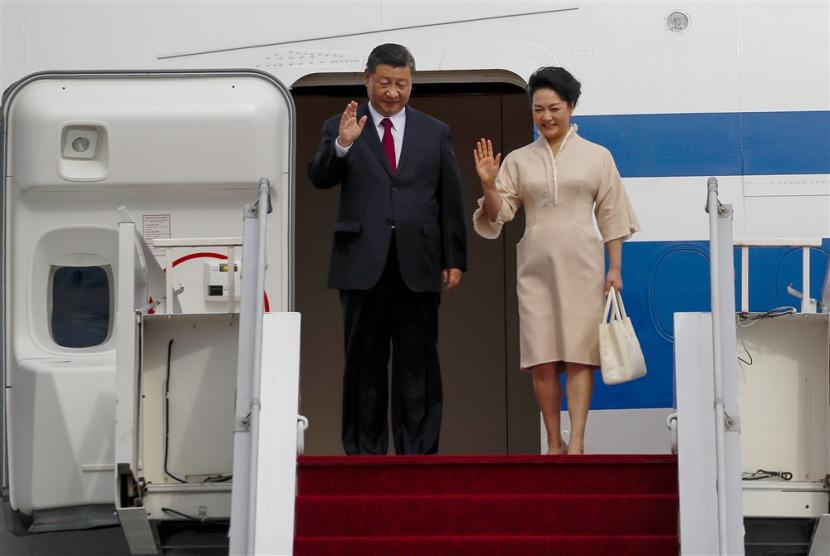  Presiden China Xi Jinping (kiri) dan istrinya Peng Liyuan turun dari pesawat mereka saat mereka tiba di Bandara Internasional Ngurah Rai menjelang KTT G20 di Bali,  14 November 2022. Kelompok Dua Puluh (G20) Kepala Negara ke-17 dan Government Summit akan diadakan di Bali pada tanggal 15-16 November 2022. 