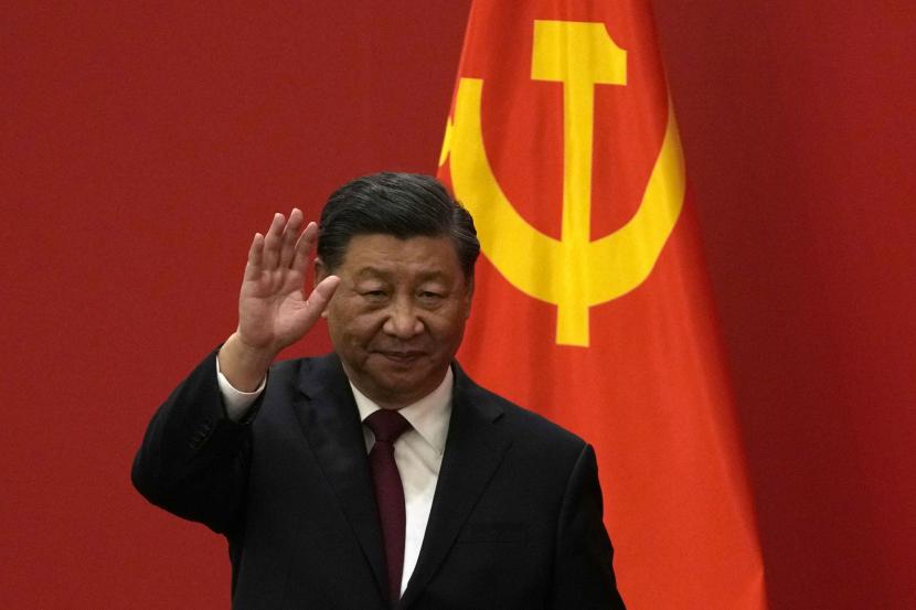 Presiden China Xi Jinping melambai pada sebuah acara untuk memperkenalkan anggota baru Komite Tetap Politbiro di Aula Besar Rakyat di Beijing, Ahad, 23 Oktober 2022. 