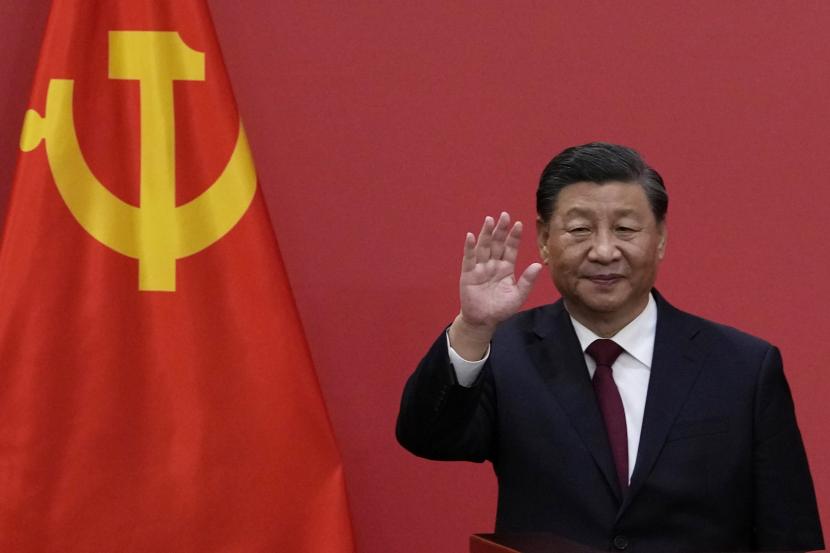  Presiden China Xi Jinping melambai pada sebuah acara untuk memperkenalkan anggota baru Komite Tetap Politbiro di Aula Besar Rakyat di Beijing, Ahad, 23 Oktober 2022.