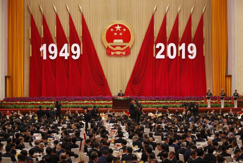 Presiden China Xi Jinping menyampaikan pidato saat makan malam peringatan 70 tahun berdirinya China di Great Hall of the People di Beijing, Senin (30/9).
