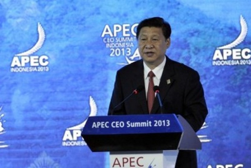 Presiden China, Xi Jinping menyampaikan pidatonya pada sesi ke-14 APEC CEO Summit 2013 di Bali International Convention Center (BICC), Nusa Dua, Bali, Senin (7/10/2013)