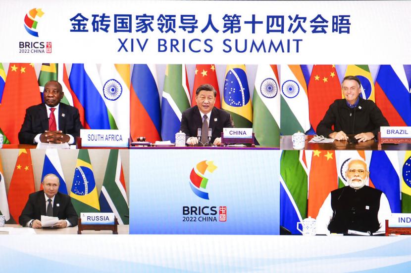 Presiden China Xi Jinping terlihat di layar bersama Presiden Afrika Selatan Cyril Ramaphosa, Presiden Brasil Jair Bolsonaro, Presiden Rusia Vladimir Putin dan Perdana Menteri India Narendra Modi saat ia menjadi tuan rumah KTT BRICS ke-14 melalui tautan video dari Beijing, Kamis, 23 Juni 2022 .