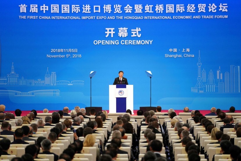 Presiden Cina Xi Jinping berpidato pada pembukaan China International Import Expo di Shanghai, Senin (5/11).
