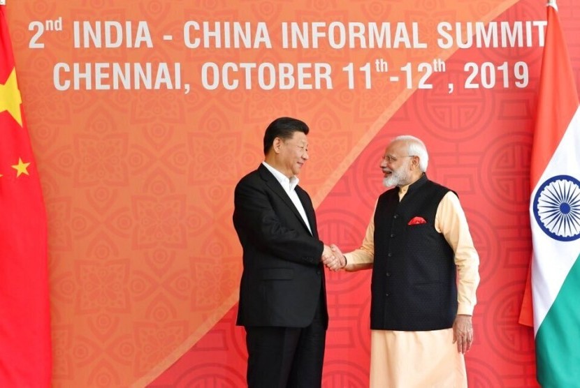 Presiden Cina Xi Jinping dan Perdana Menteri India Narendra Modi bersalaman di Mamallapuram, India. 