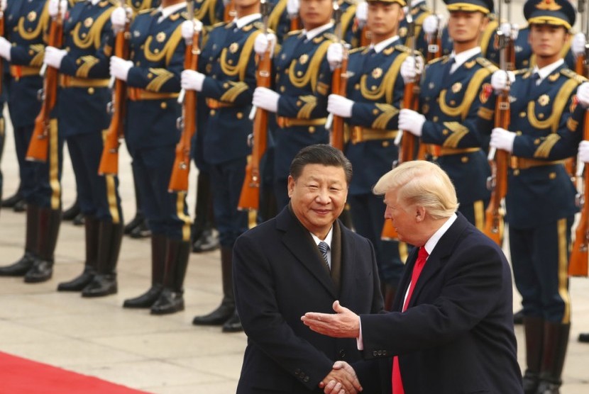 Presiden AS Donald Trump dan Presiden Cina Xi Jinping di Great Hall of the People di Beijing, Cina, Kamis (9/11).