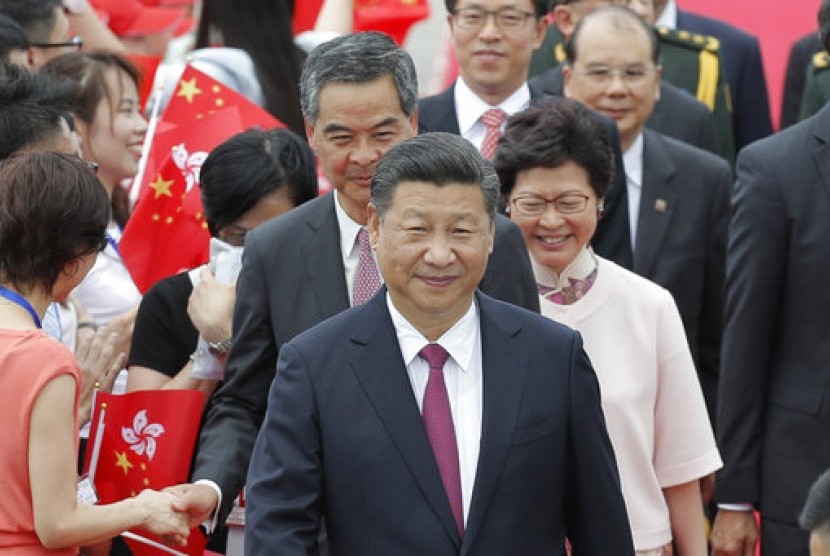 Presiden Cina Xi Jinping ditemani Pemimpin Eksekutif baru Hong Kong Carrie Lam (kanan belakang) di bandara Hong Kong, 29 Juni 2017.