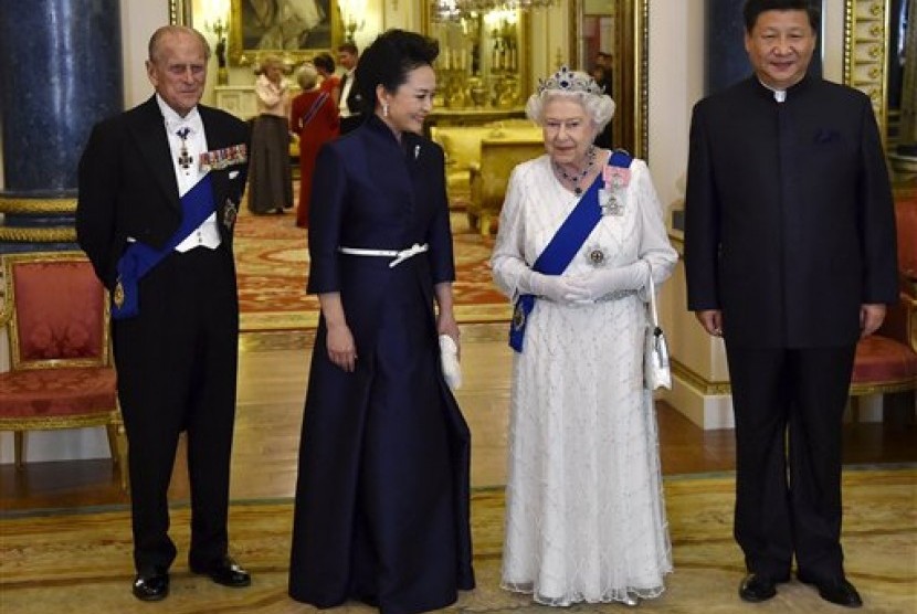 Presiden Cina Xi Jinping (kanan) beserta istri Peng Liyuan menemani Ratu Elizabeth dan Pangeran Philip di Buckingham Palace di London, Selasa, 20 Oktober 2015. 