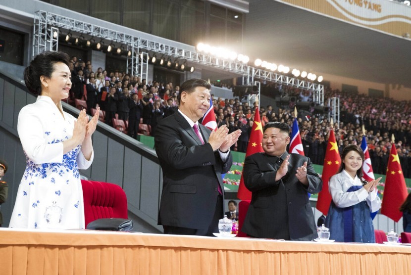 Presiden Cina Xi Jinping (kedua dari kiri) dan istrinya Peng Liyuan (kiri) dan Pemimpin Korea Utara (Korut) Kim Jong-un beserta istri Ri Sol Ju menyaksikan pertunjukan tari dan seni di Stadion May Day di Pyongyang, Korut, Kamis (20/6).