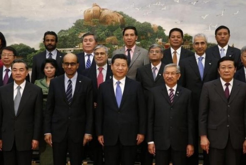 Presiden Cina Xi Jinping (tengah) berfoto dengan para undangan ketika peluncuran AIIB