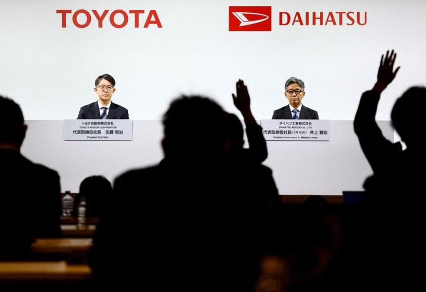Presiden Daihatsu Motor Co yang akan menjabat 1 Maret 2024, Masahiro Inoue (kanan) dan Presiden Toyota Motor Corp Koji Sato menghadiri konferensi pers bersama saat wartawan mengangkat tangan untuk bertanya di Tokyo, Jepang, Selasa (13/2/2024).