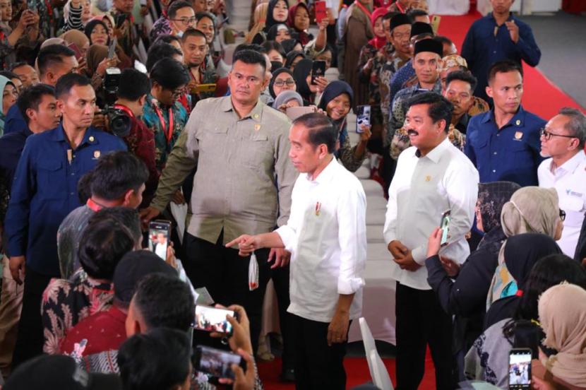 Presiden dan Menteri ATR/BPN Serahkan Hasil PTSL 2023 di Jawa Timur