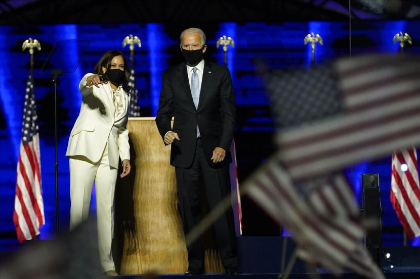 Presiden dan Wakil Presiden AS terpilih Joe Biden (kanan) dan Kamala Harris saat penyampaian pidato resmi pertamanya pascapengumuman pemenang pemilu AS, Ahad (8/11) di Wilmington, Delaware.