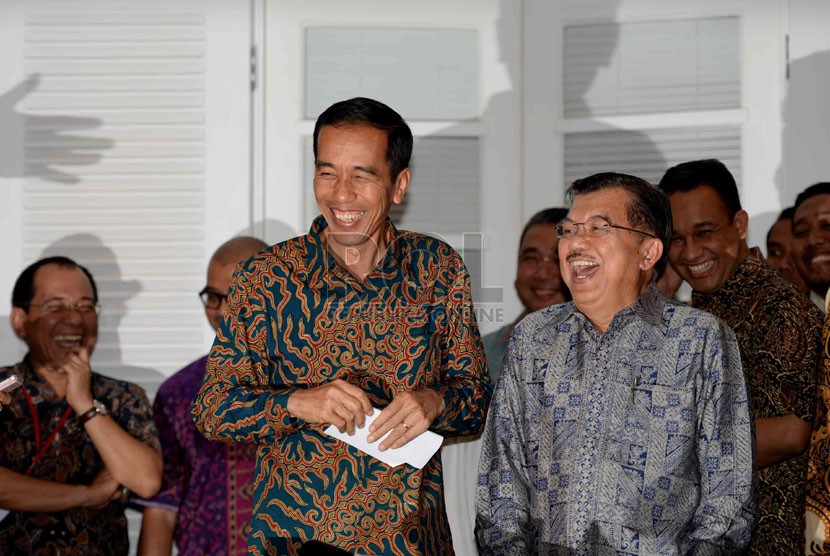   Presiden dan wakil presiden terpilih Joko Widodo dan Jusuf Kalla menggelar konferensi pers di Rumah Transisi, Jakarta, Senin (15/9).  (Republika/ Wihdan)